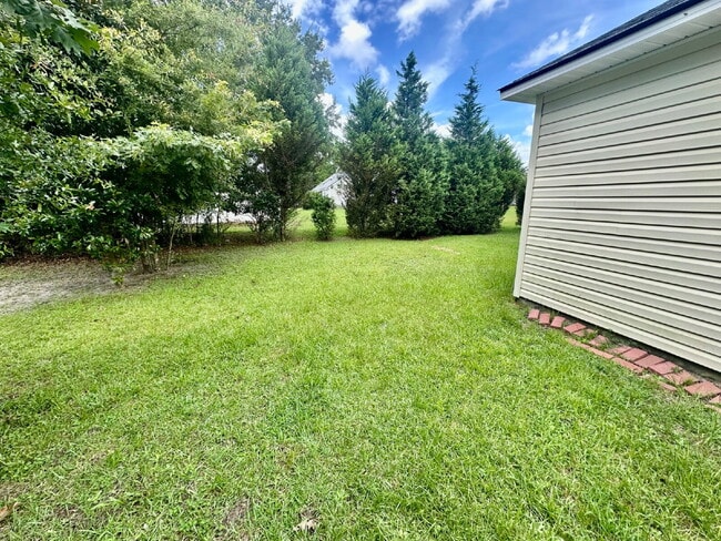 Building Photo - Three Bedroom Updated Single Level Home in...