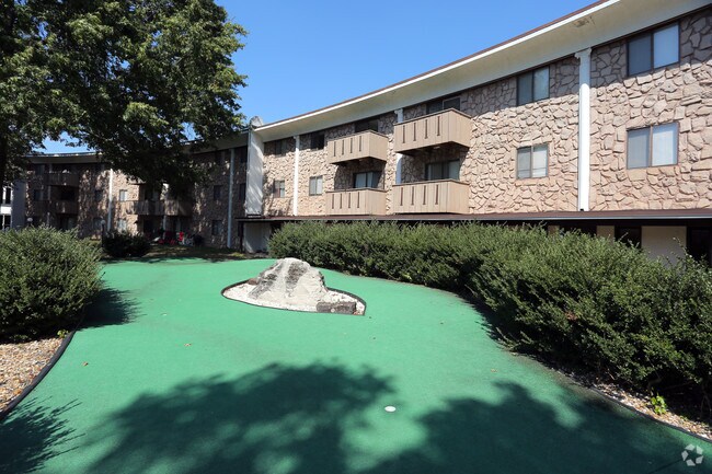 Columns Iv Springfield Mo Apartment Finder Putting Green Columns Iv