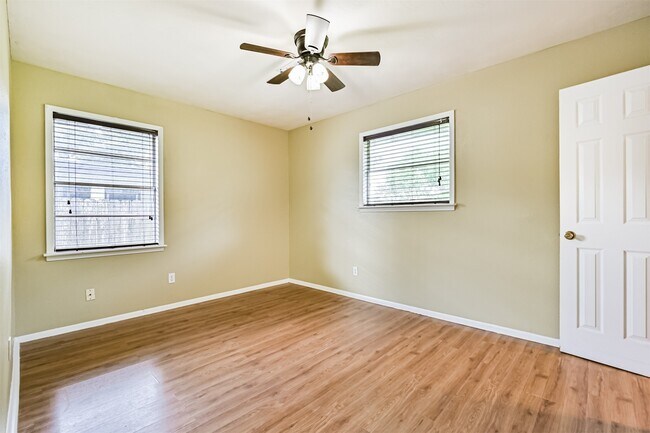 Building Photo - 807 Temple Dr