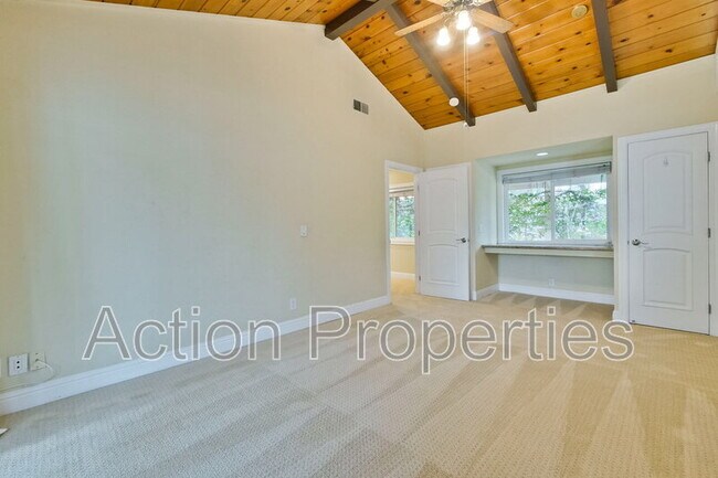 Building Photo - 649 Hollingsworth Dr