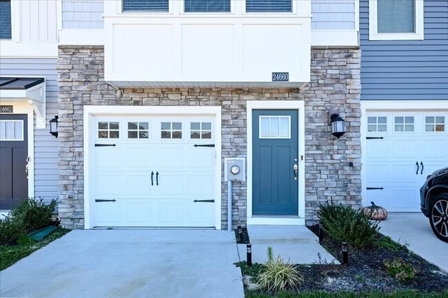 Building Photo - 1 month free with 24-month lease! Attracti...