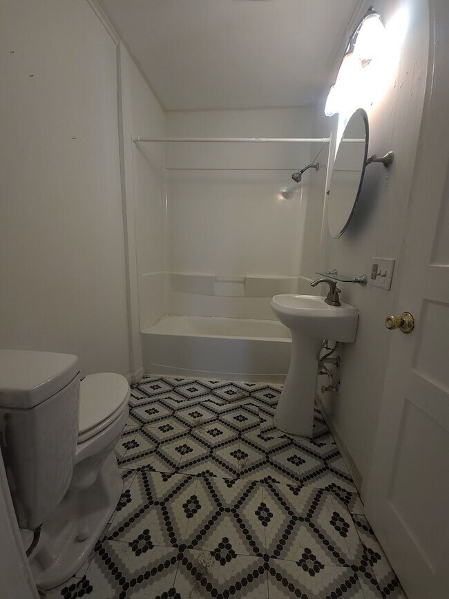 Building Photo - Charming 2/1 Cottage