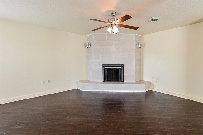 Building Photo - 14907 El Grande Dr