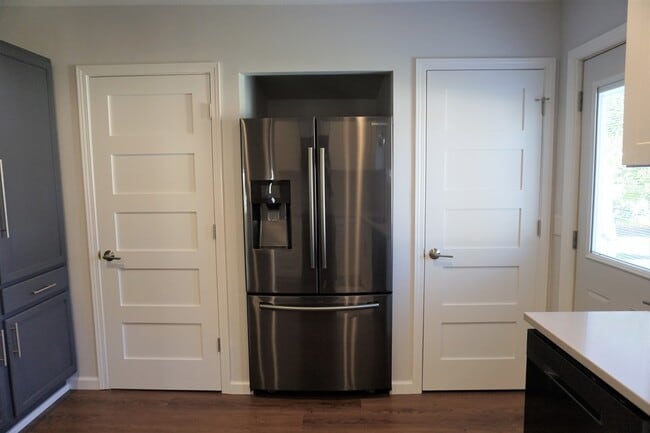 Building Photo - New modern 2 bed / 1 bath with fenced yard...