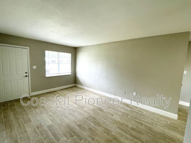 Building Photo - 8310 Croton Ave