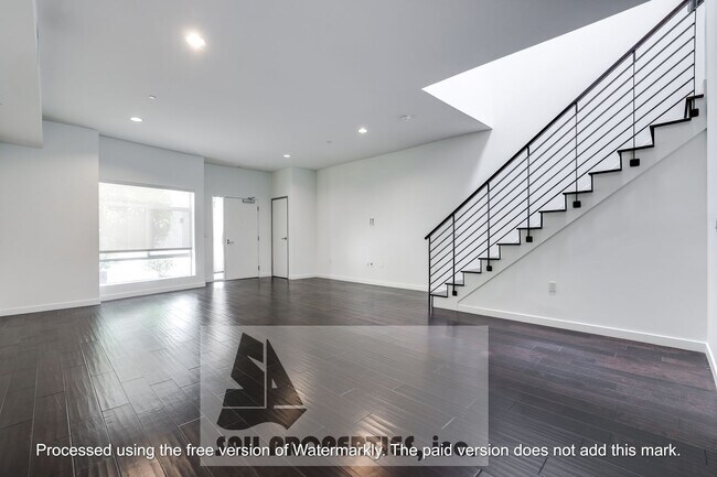 Building Photo - Experience luxurious beach living -Marina ...