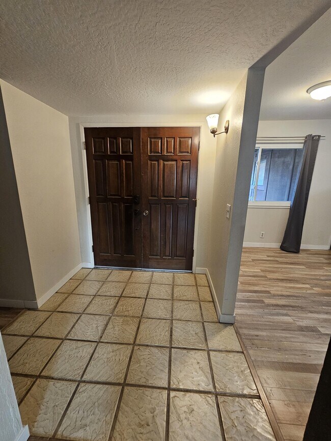 Building Photo - 812 Greenwich Dr