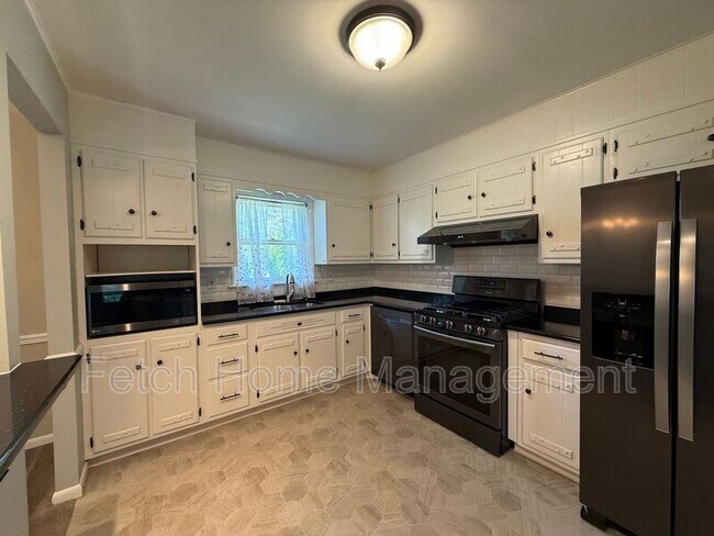 Building Photo - 417 Surrey Dr