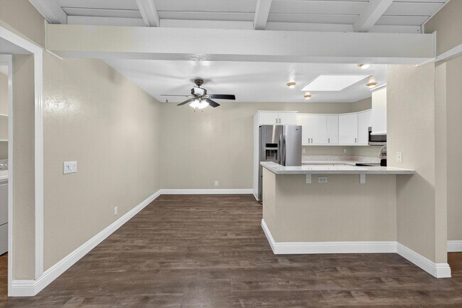 Building Photo - HUNTINGTON BEACH HOME - 1.5 Miles from the Beach