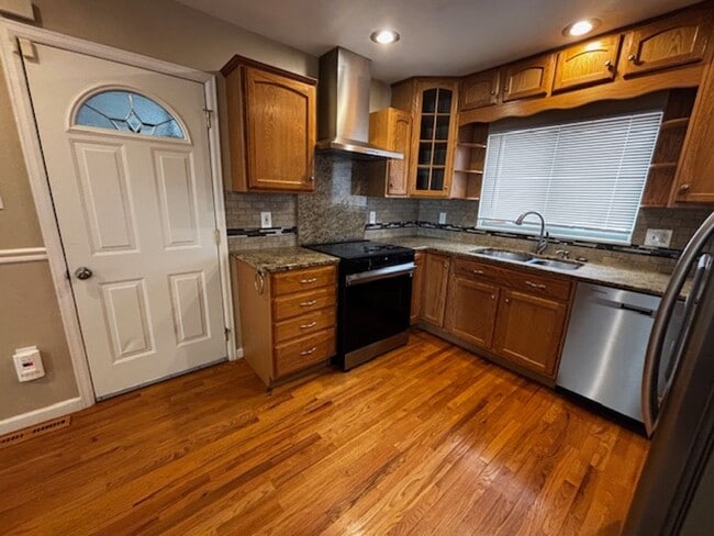 Building Photo - Cute 5 Bedroom 3 Bath Single Family Home