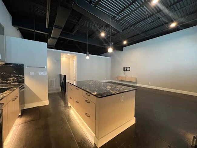 Building Photo - Charming Two Bedroom Loft in Houston with ...