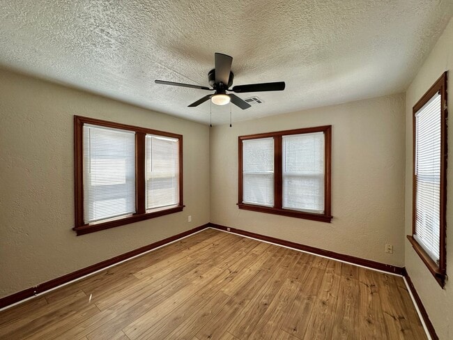 Building Photo - 3 Bedroom