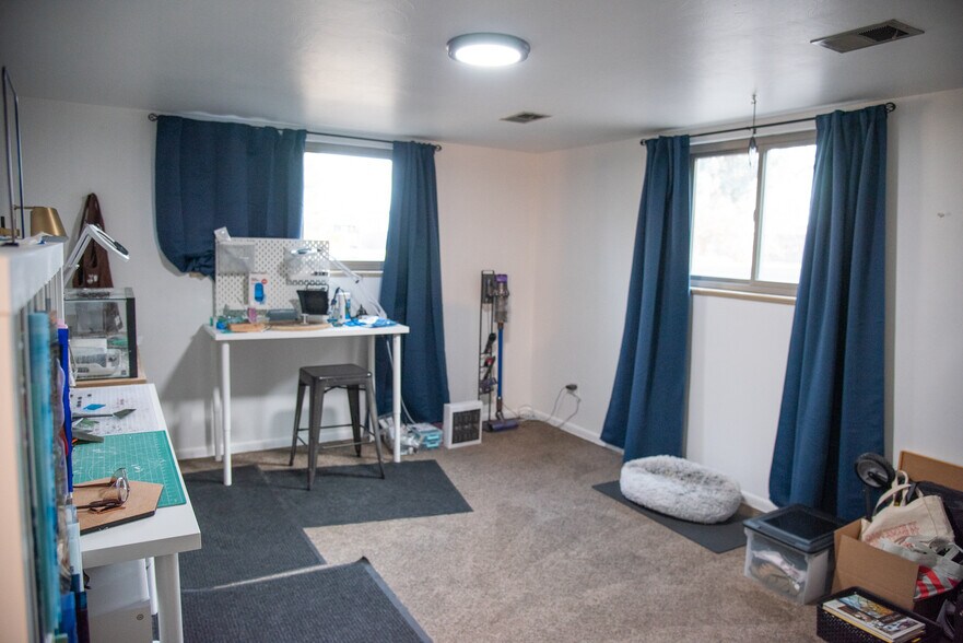 Building Photo - 9 Paramount Pky