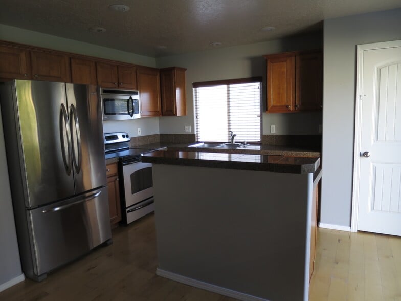 Kitchen - 4322 E Arch Dr