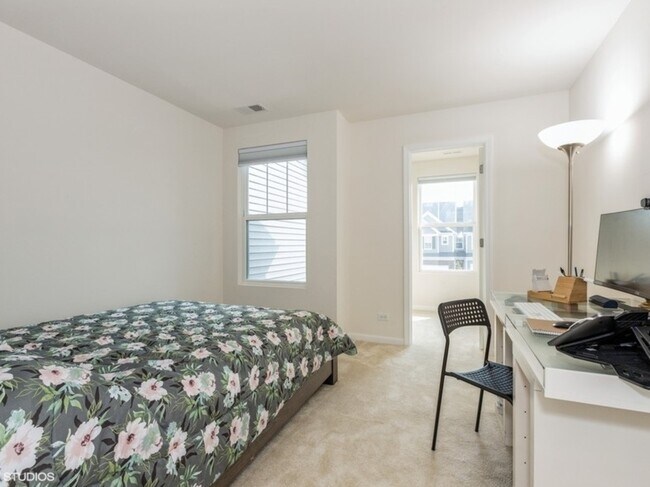 Building Photo - 537 Watercress Dr
