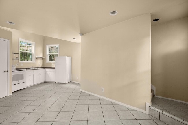 Building Photo - 3302 Hemlock Ave