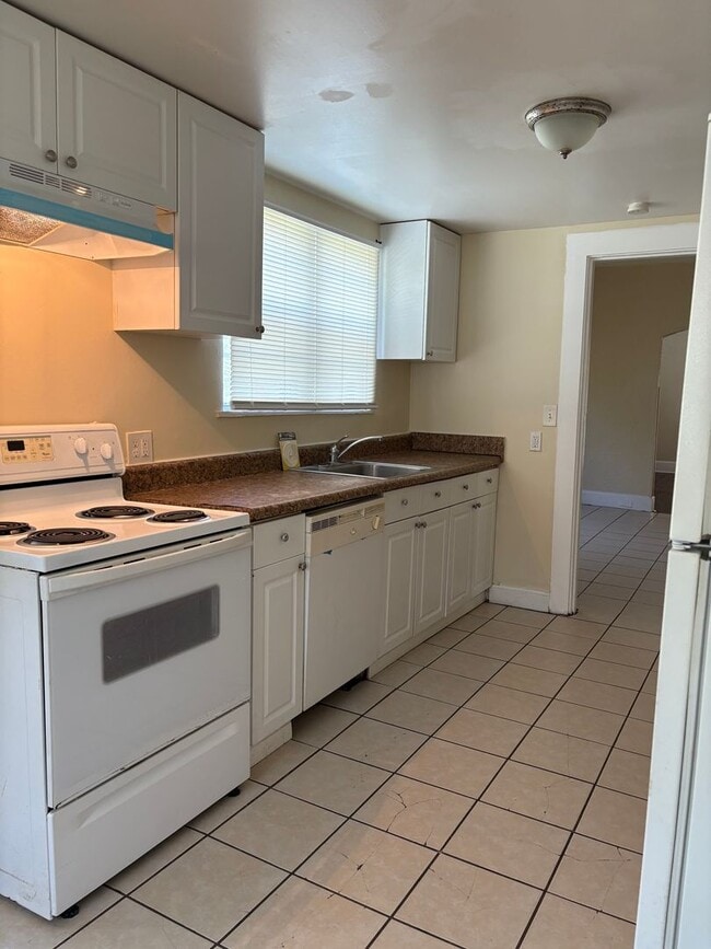 Building Photo - Large 4 bedroom 1 Bath House for rent