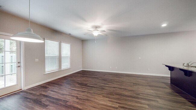 Building Photo - 3 Bedroom 2.5 Bathroom Townhome - The Comm...