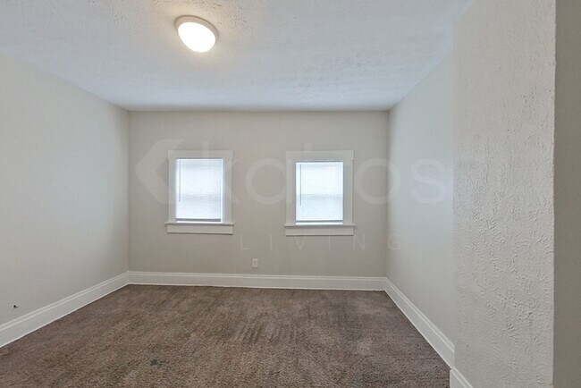Building Photo - 964-966 Oakwood Ave