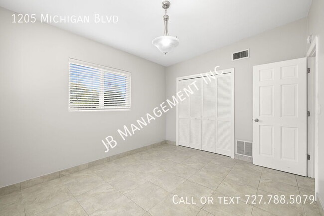 Building Photo - Available Now!! 3/2/2 Spacious home!