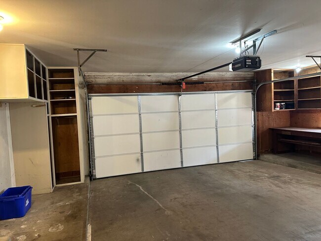 Building Photo - Large 3 bedroom 2.5 bath duplex with a gar...