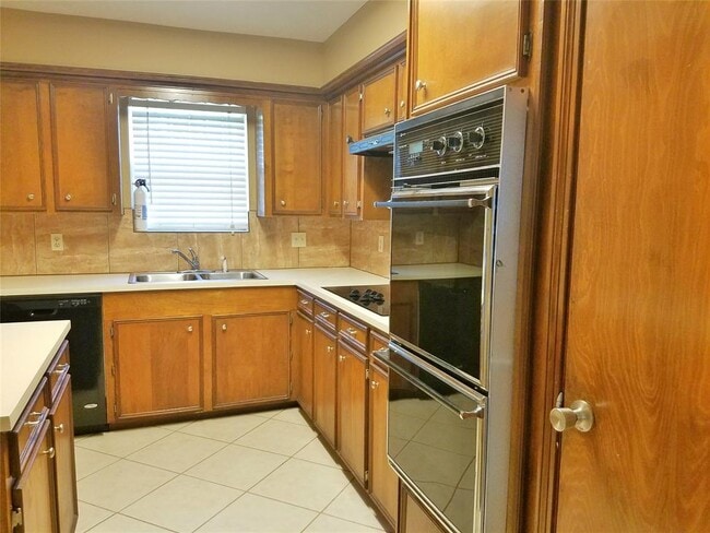 Building Photo - 3800 Kingsway Dr