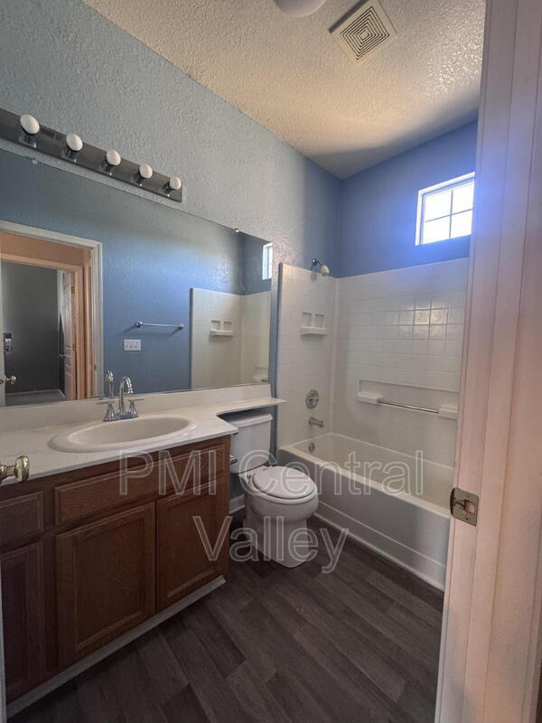 Building Photo - 2044 London Ave