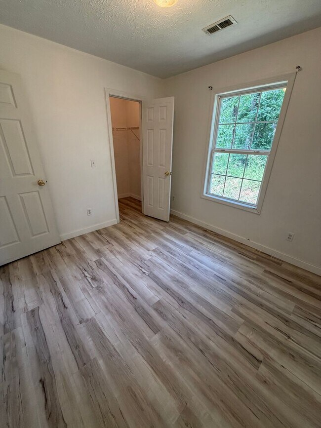 Building Photo - 3 Bedroom | 2 Bathroom | 1,100 square feet | Merriam Woods MO!