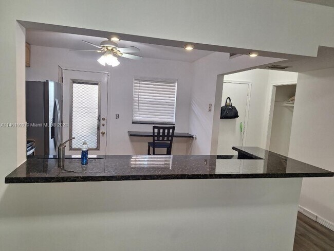 Building Photo - 501 NE 14th Ave