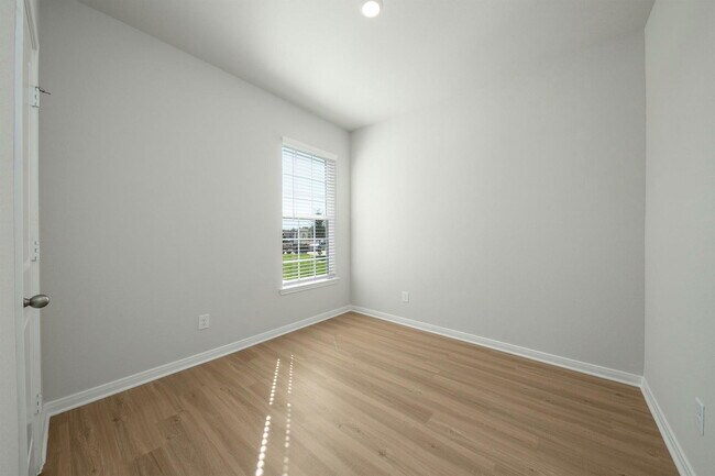 Building Photo - 15454 Maple Ter Dr