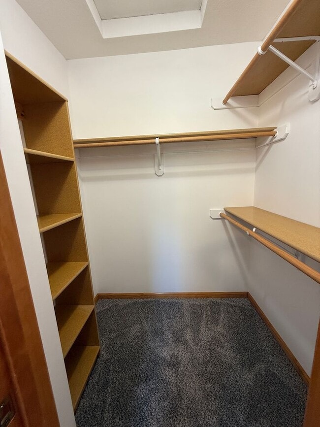 Building Photo - Amazing 3 Bedroom Townhouse!