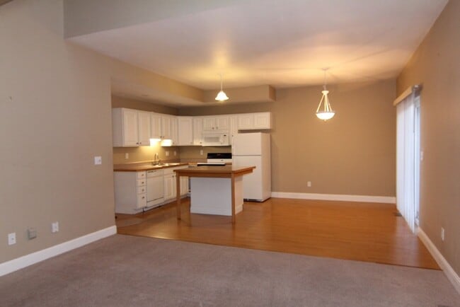 Building Photo - Beautifully Renovated Large 4 bedroom Dupl...