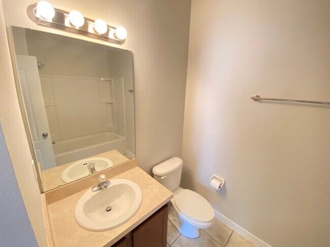 Building Photo - Gated Community!  Carter Glen Community 3/...