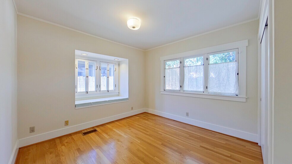 Building Photo - 1915 Las Lunas St