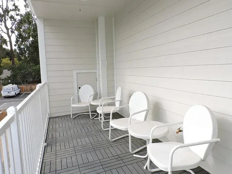 Large balcony overlooking gardens - 1524 F St