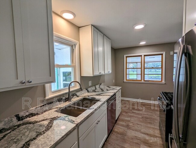 Building Photo - 1194 Laurie Rd W