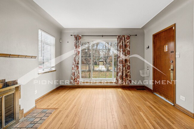 Building Photo - Spacious Home with Central AC and Washer/Dryer
