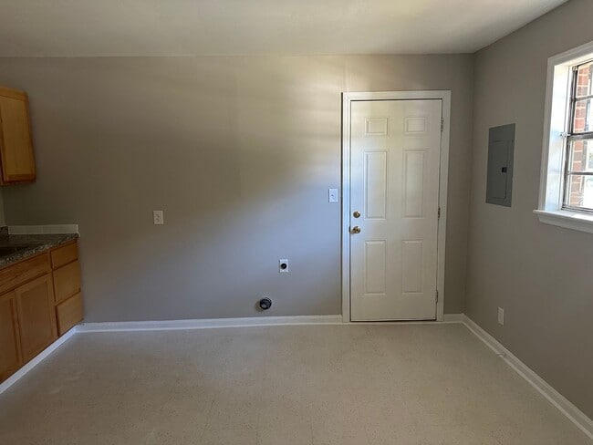 Building Photo - 3 Bedroom/1 bath home