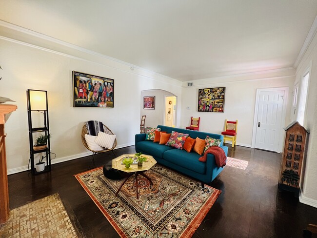 Living space - 417 Club Dr