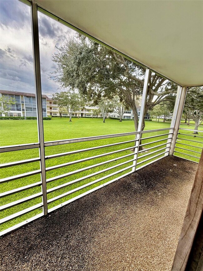 Building Photo - 144 Mansfield D