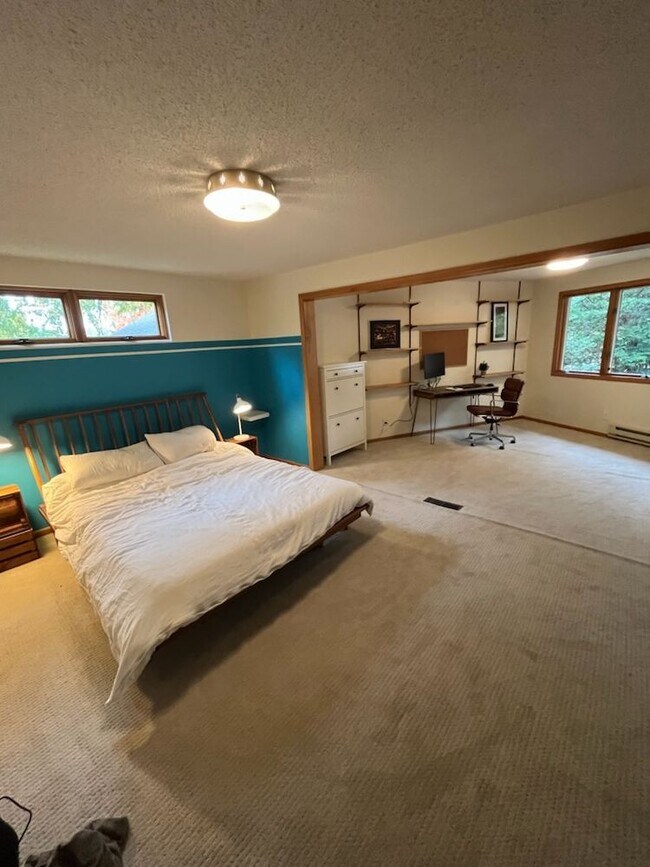 Building Photo - Midcentury home across from Lake Johanna w...