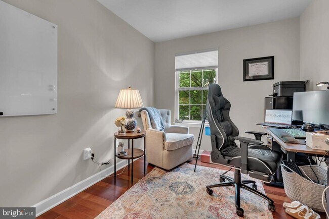 Building Photo - 103 Quiet Waters Pl