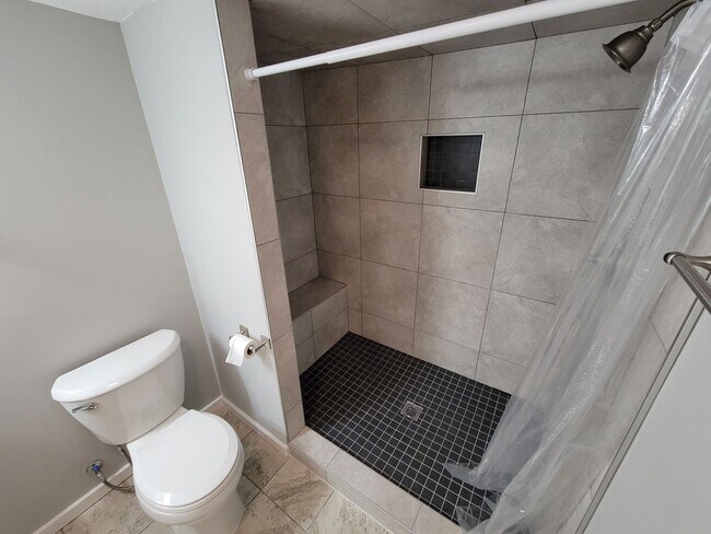 Building Photo - AVAILABLE JULY 1ST 3 Bedroom2 Bathroom + Office