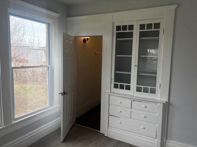 Building Photo - Charming 5-Bedroom Property in Prime Location