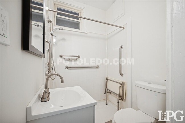 Building Photo - 950 Oak St