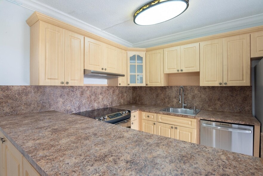 Building Photo - 1700 Embassy Dr