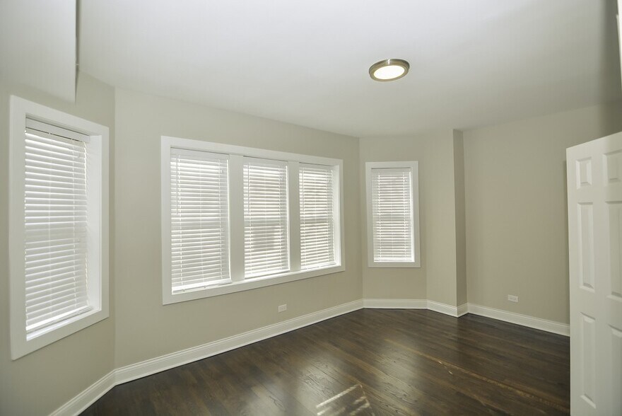 Building Photo - 2230 N Sawyer Ave