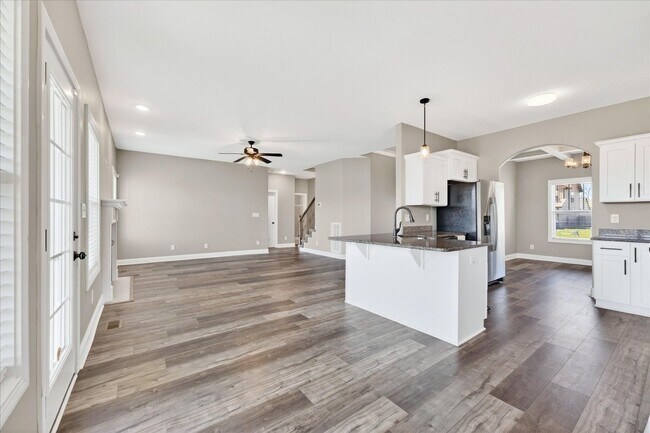 Building Photo - Pet Friendly Four Bedroom with Bonus!