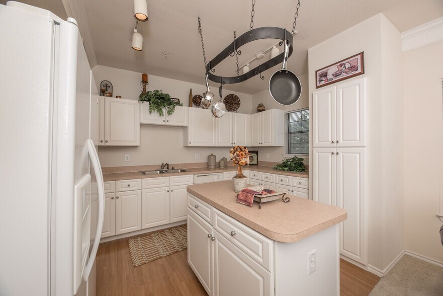 La Valencia 10106 Technology Blvd E Dallas TX 75220 Apartment Finder