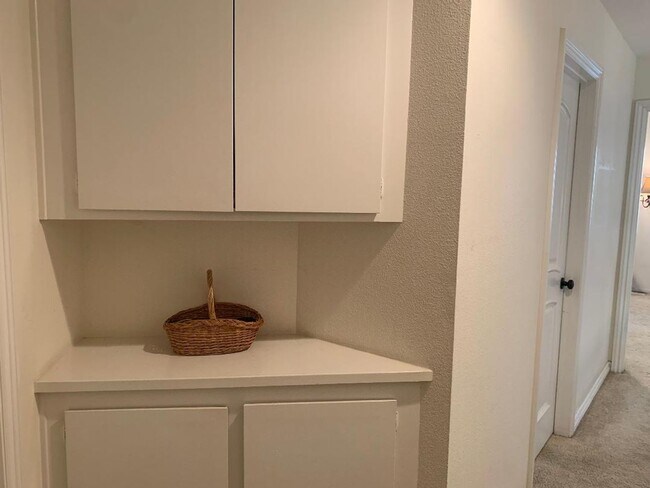 Building Photo - Wonderful East Ventura 4 Bedroom 2.5 Bath Home